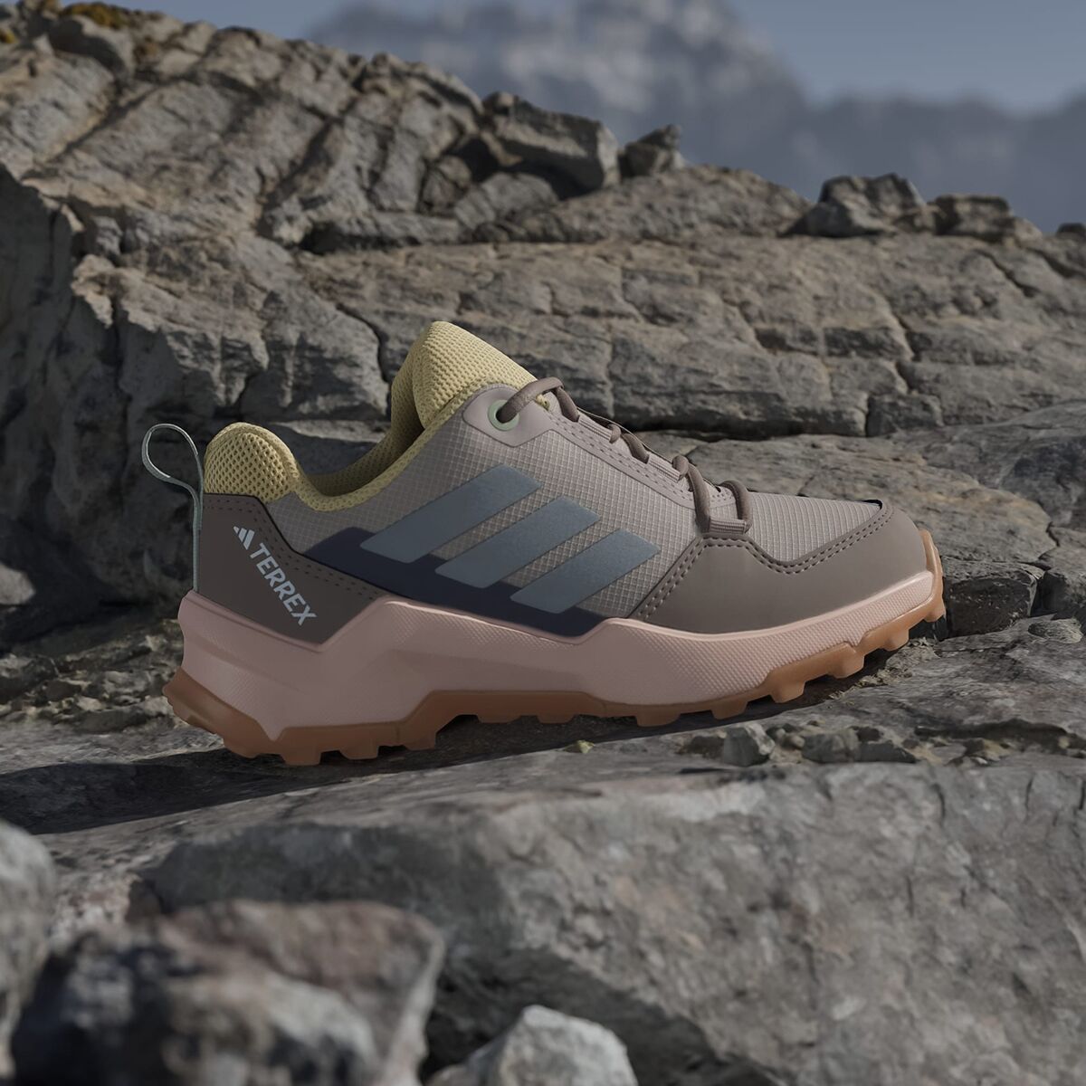 Детские кроссовки Adidas TERREX AX4R Hiking, цвет: Оранжевый / Серо-коричневый — фото 2