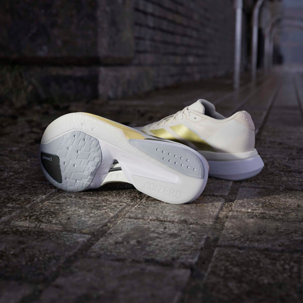 Женские кроссовки Adidas Adizero Boston 13 Running, цвет: Меловой белый / Золотой — фото 10