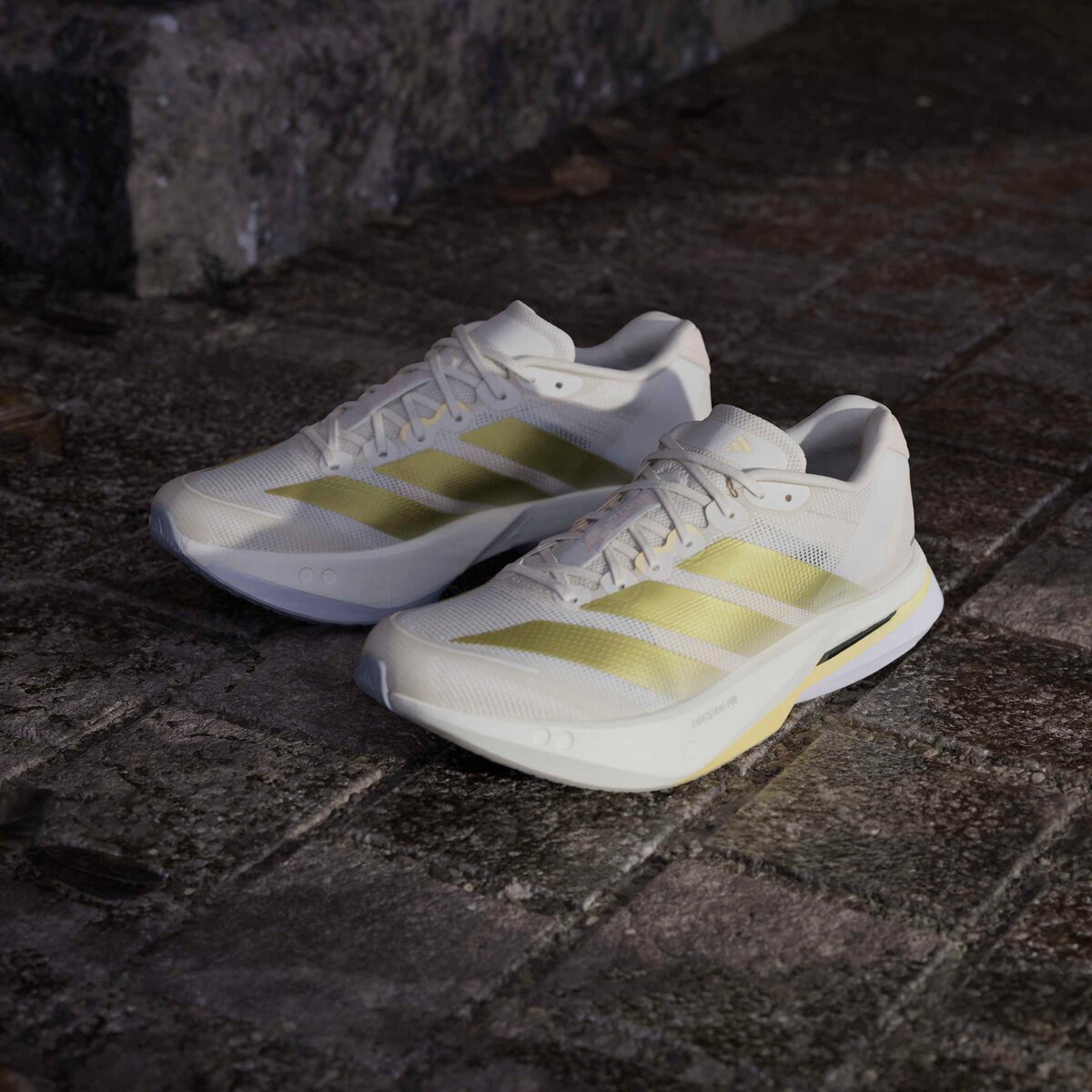 Женские кроссовки Adidas Adizero Boston 13 Running, цвет: Меловой белый / Золотой — фото 11