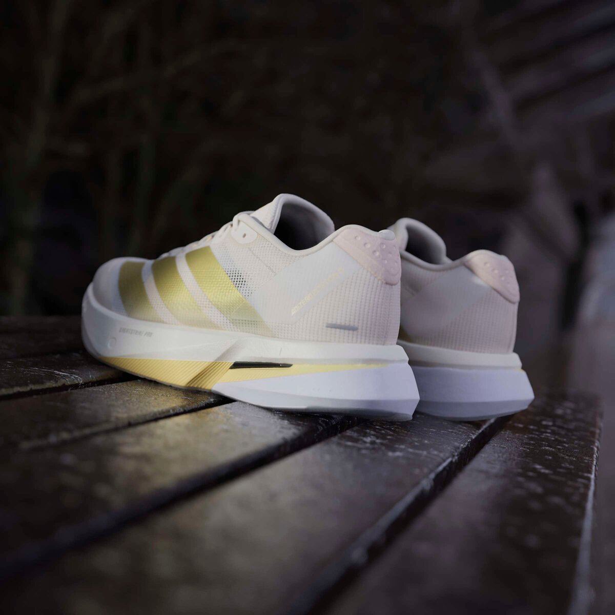 Женские кроссовки Adidas Adizero Boston 13 Running, цвет: Меловой белый / Золотой — фото 12
