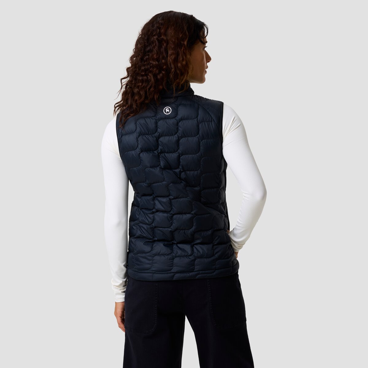 Женский жилет Backcountry BGA Waas LT Allied Down Vest, цвет: Чёрный — фото 2