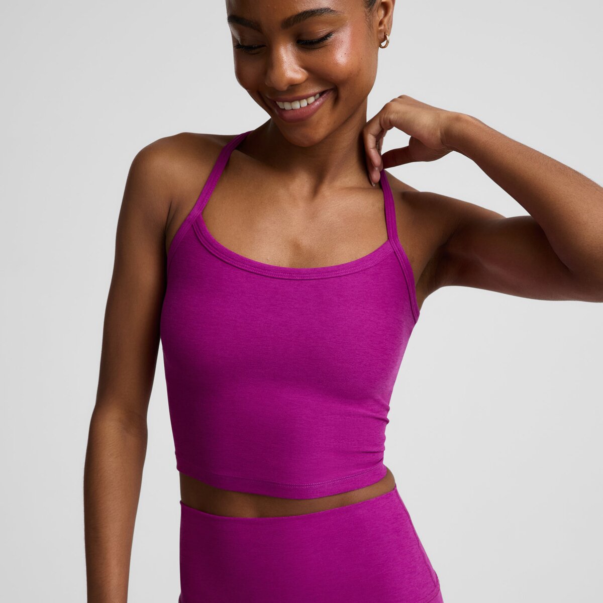 Женский топ Beyond Yoga Spacedye Slim Racerback Cropped Tank Top, цвет: Ягодный меланжевый — фото 2