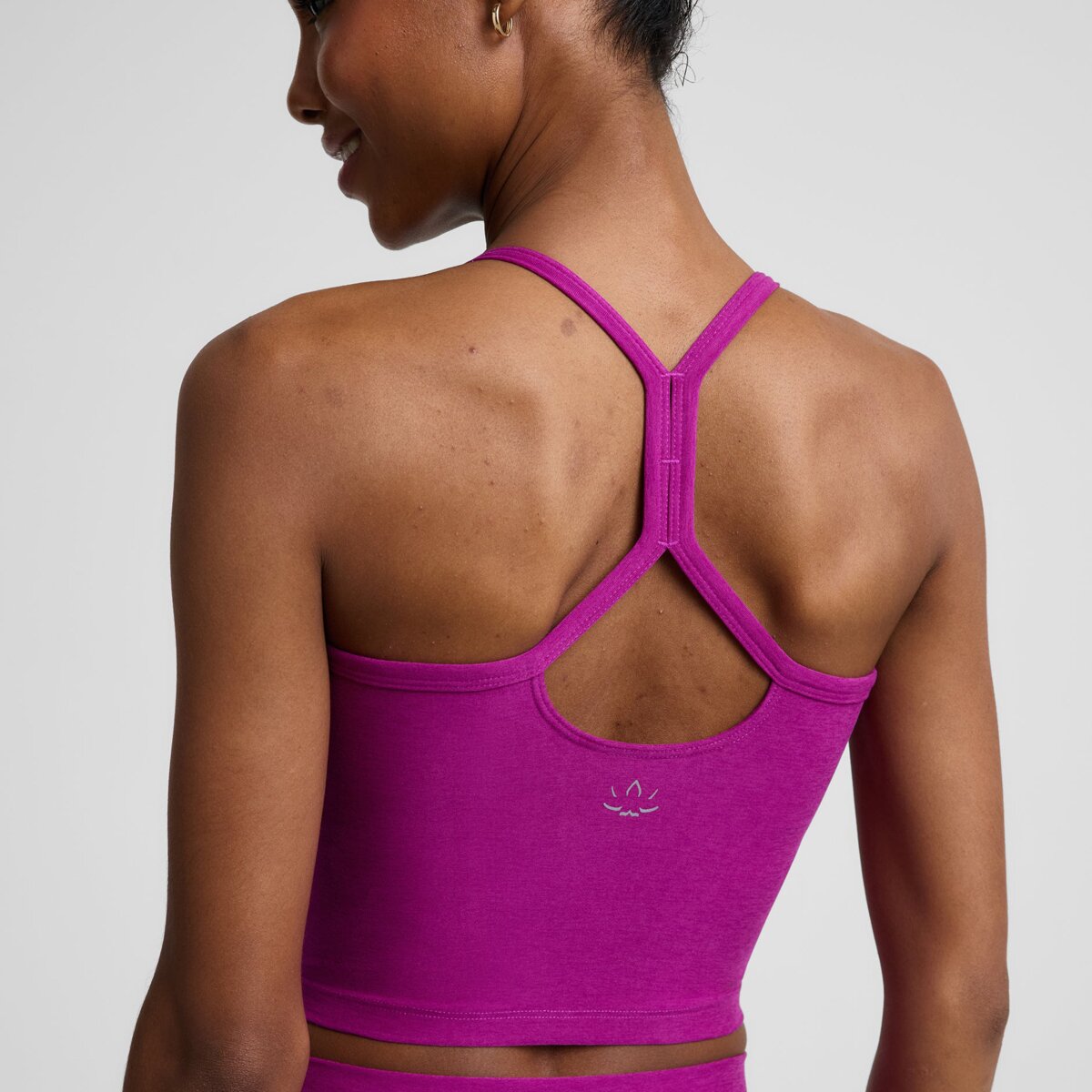 Женский топ Beyond Yoga Spacedye Slim Racerback Cropped Tank Top, цвет: Ягодный меланжевый — фото 3