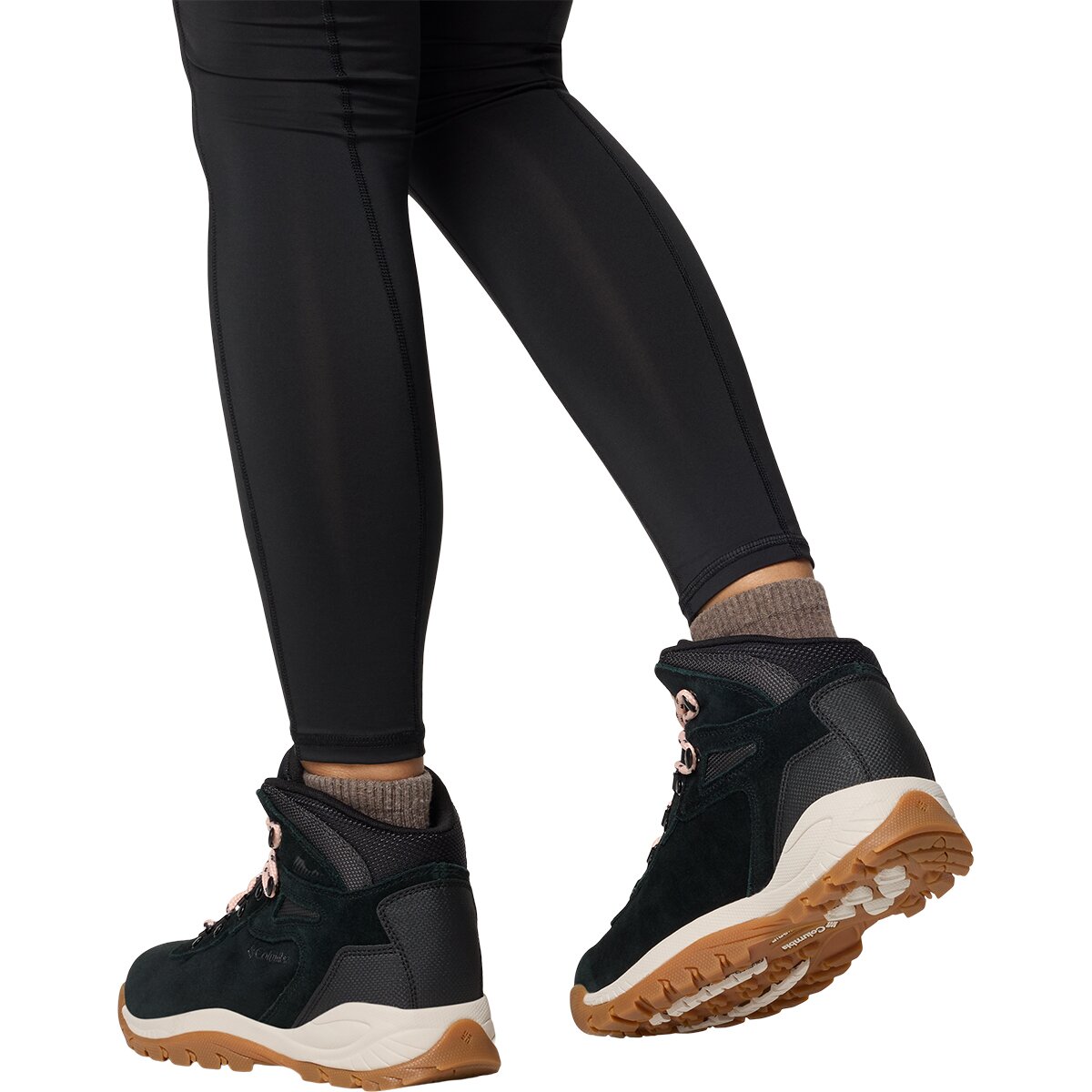 Женские ботинки Columbia Newton Ridge Plus Waterproof Amped Hiking Boot, цвет: Чёрный / Пудровый розовый — фото 10