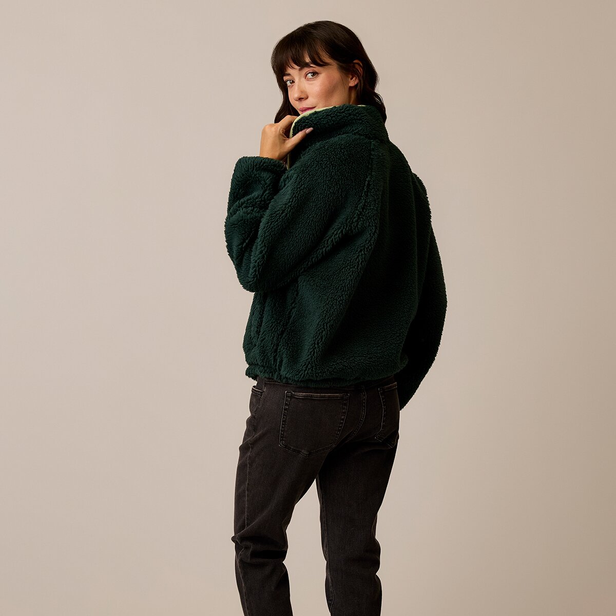 Женский свитер Carve Designs Scout Fleece Pullover, цвет: Тёмный сосновый — фото 2