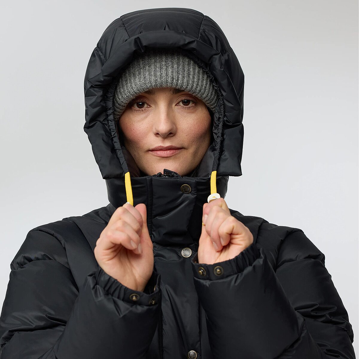 Женская куртка Fjallraven Expedition Down Cropped Jacket, цвет: Чёрный — фото 10