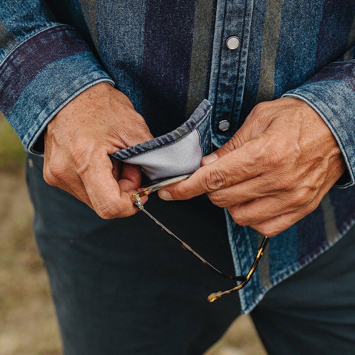 Мужские рубашки Howler Brothers Dust Up Denim Snapshirt, цвет: Полосатый / Баклажановый — фото 7