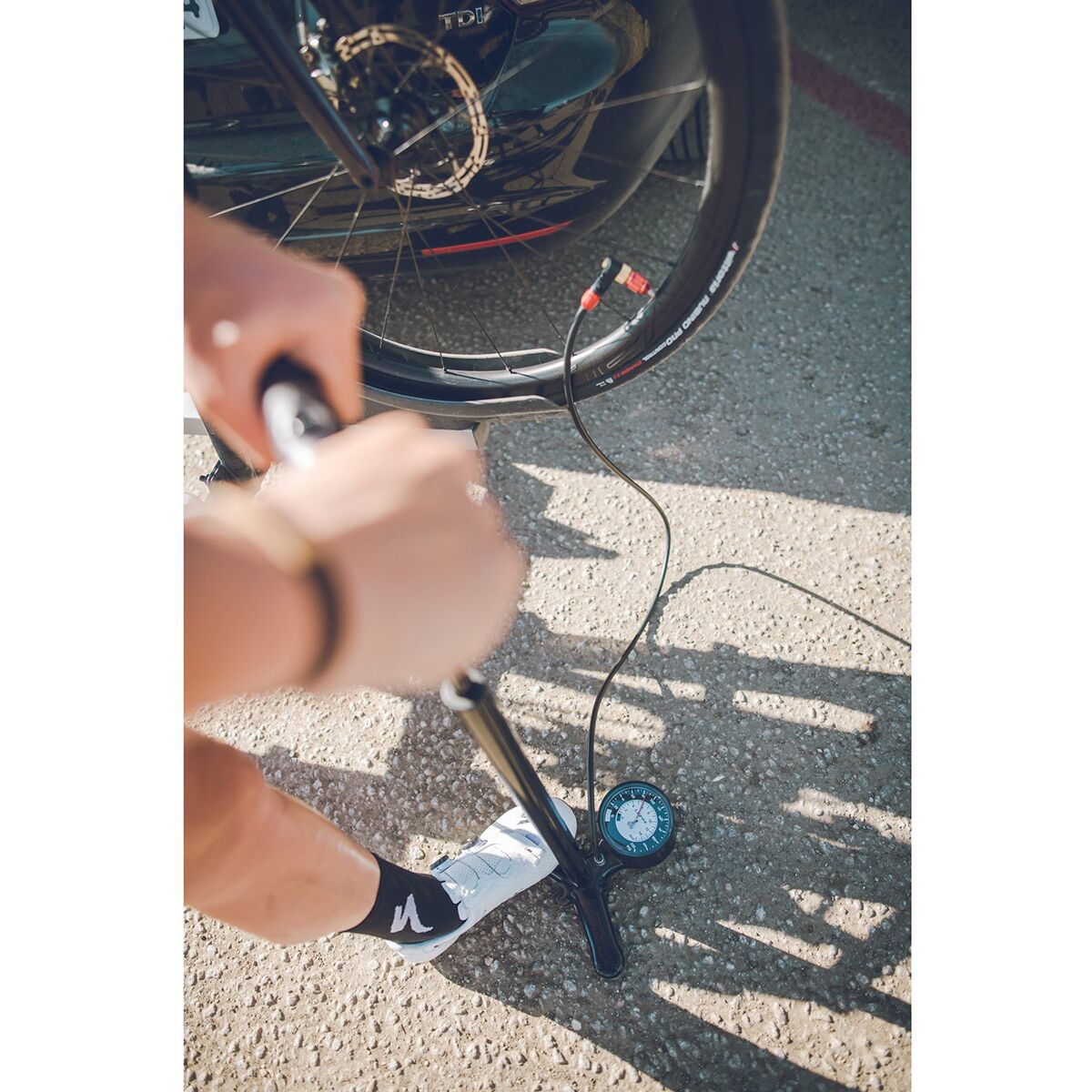 Lezyne Classic Pompa A Pavimento Per Bici - 220psi (15 Bar), Tubo Flessibile, Doppia Valvola, Nero Metallizzato - Foto 3
