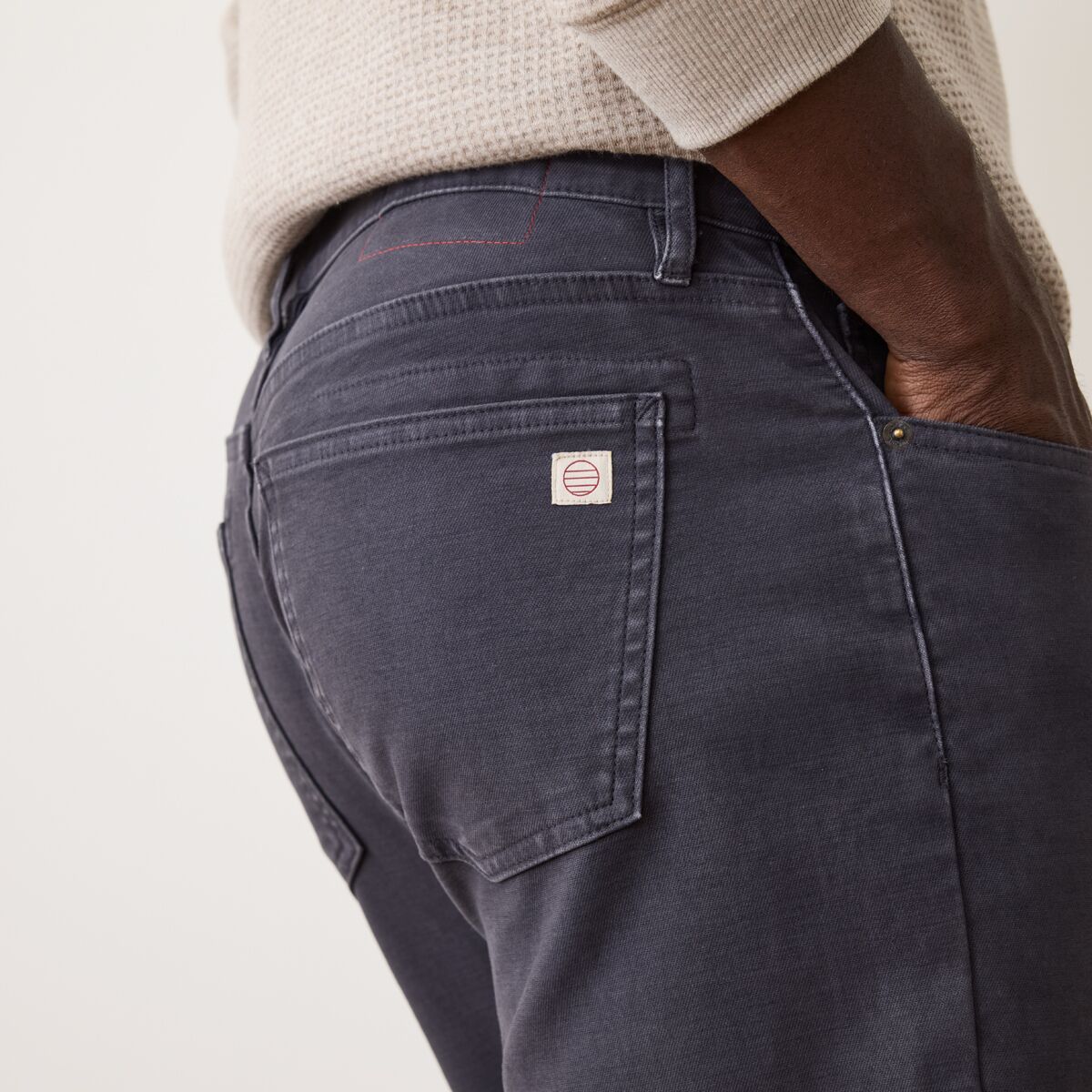 Мужские брюки Marine Layer 5 Pocket Stretch Terry Pant - Slim Straight, цвет: Выцветший тёмно-синий — фото 5