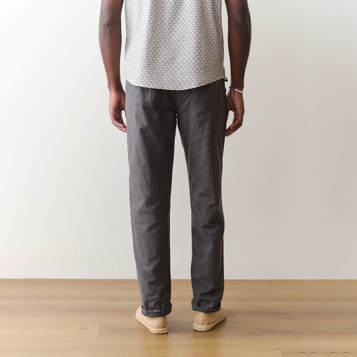 Мужские брюки Marine Layer Saturday Stretch Beach Athletic Fit Pant, цвет: Выцветший чёрный — фото 4
