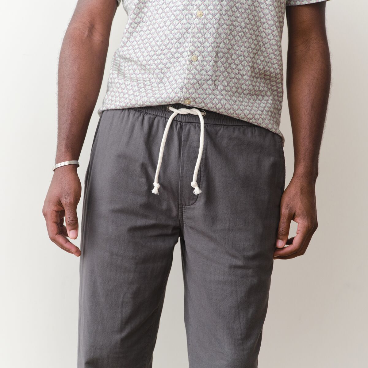 Мужские брюки Marine Layer Saturday Stretch Beach Athletic Fit Pant, цвет: Выцветший чёрный — фото 6