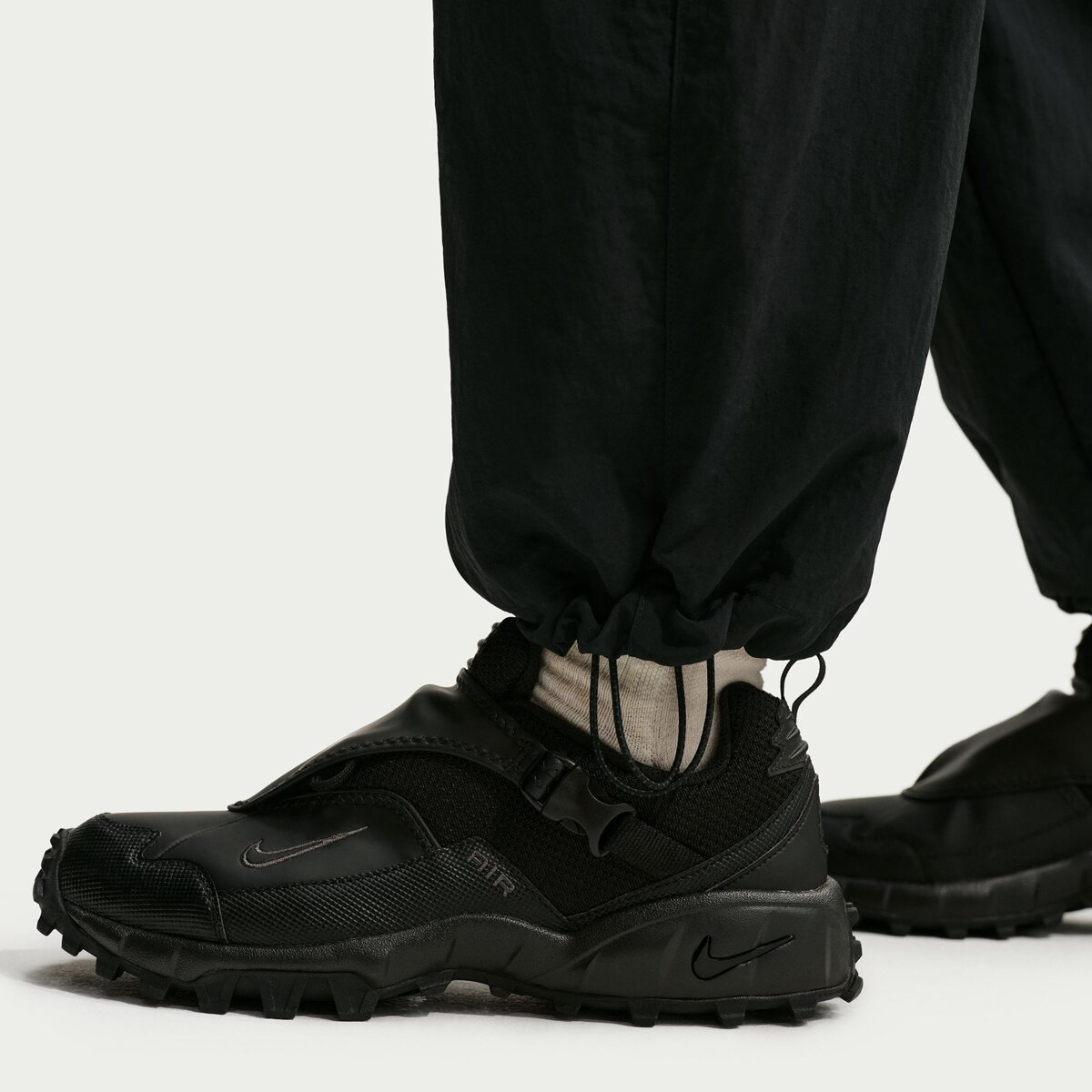 Женские брюки Nike ACG UV Dolomiti Pant, цвет: Чёрный / Снежный белый — фото 5
