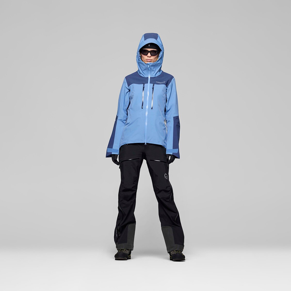 Женская куртка Norrona Trollveggen Gore-Tex Pro Light, цвет: Винтажный индиго — фото 5