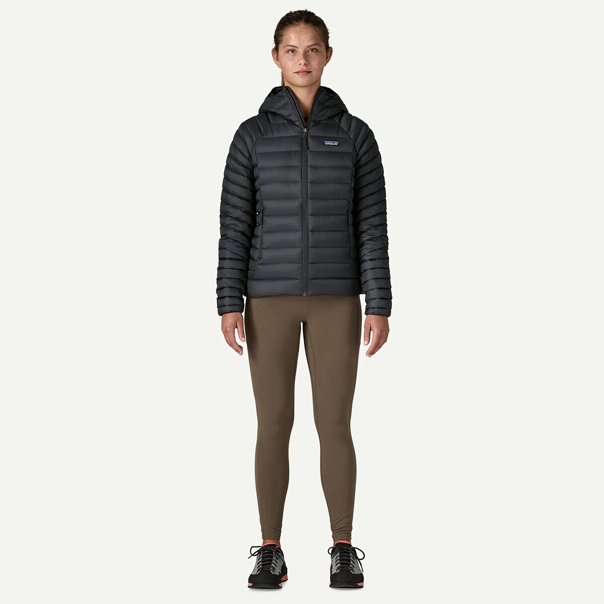 Женская куртка Patagonia Down Sweater Hooded, цвет: Чёрный — фото 2