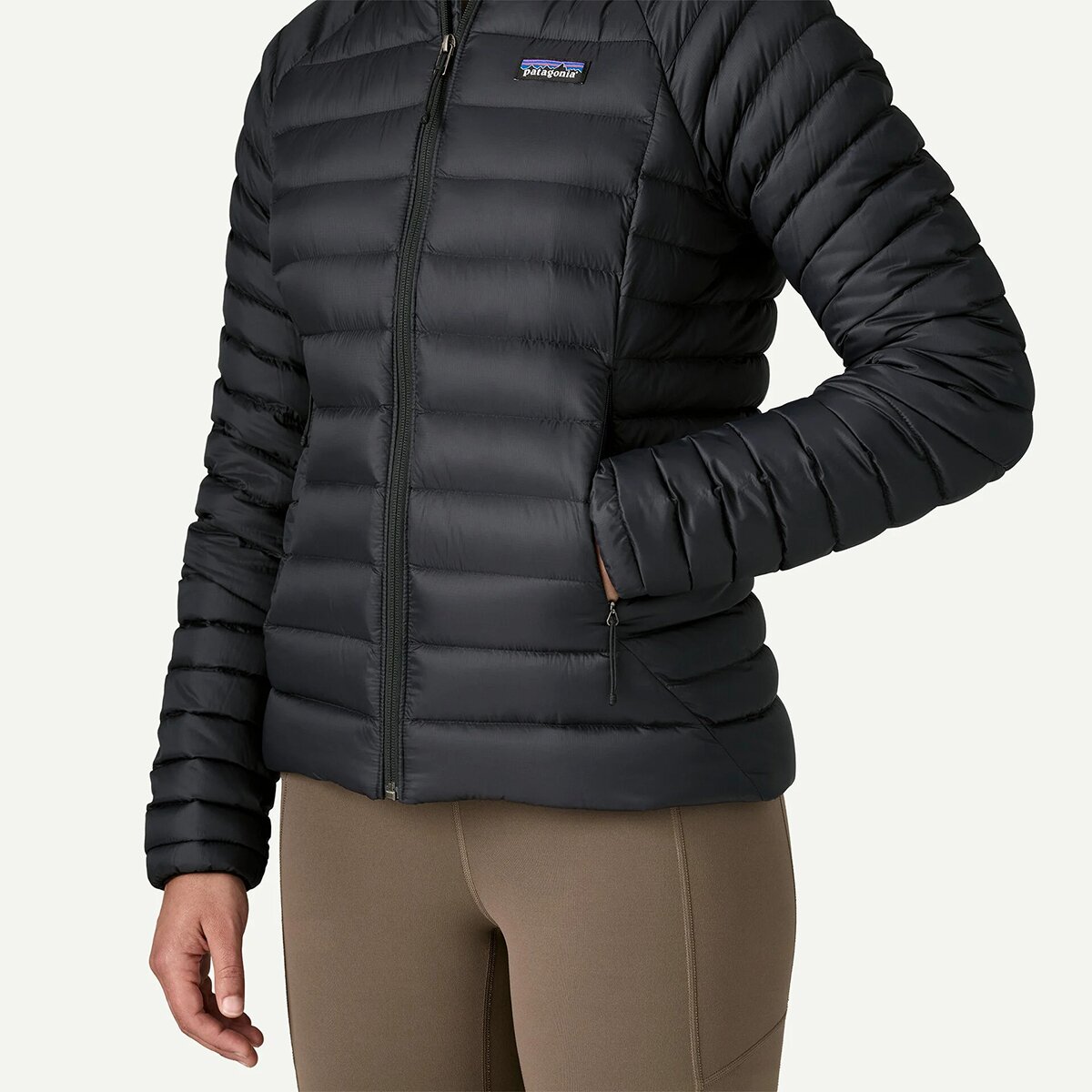 Женская куртка Patagonia Down Sweater Hooded, цвет: Чёрный — фото 3