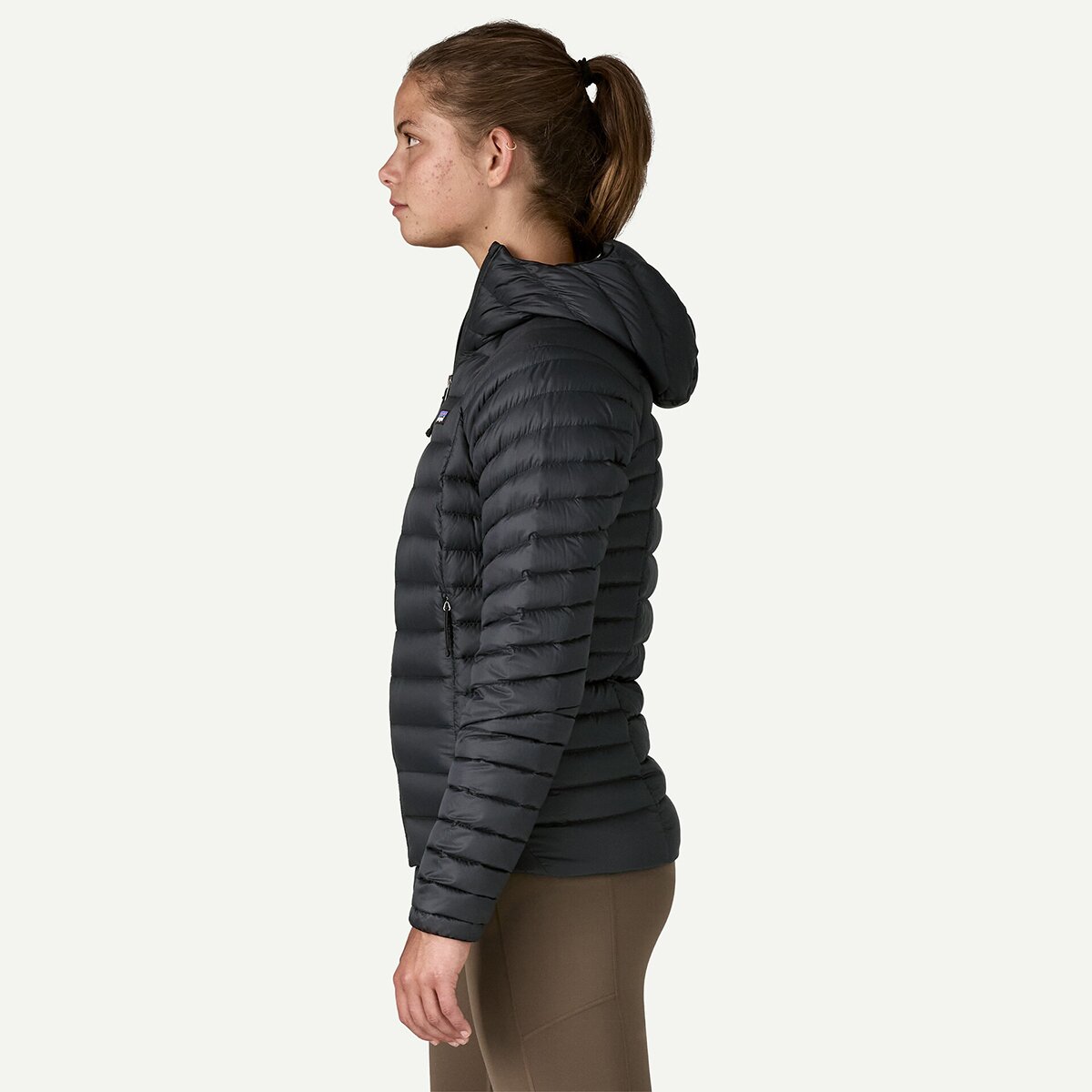 Женская куртка Patagonia Down Sweater Hooded, цвет: Чёрный — фото 4