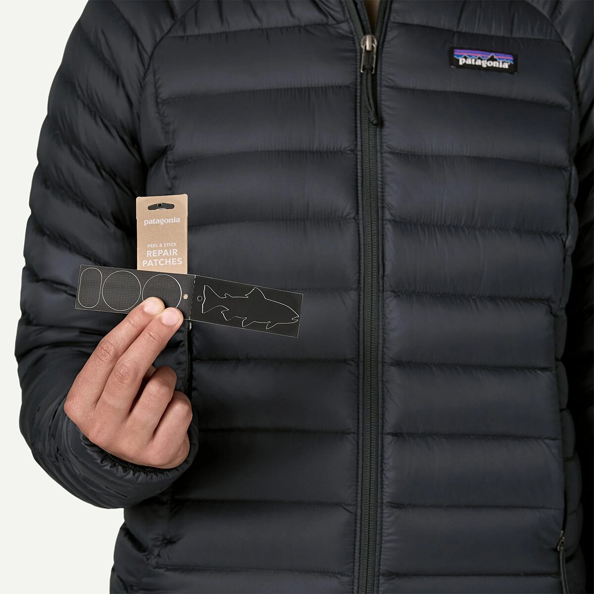 Женская куртка Patagonia Down Sweater Hooded, цвет: Чёрный — фото 8