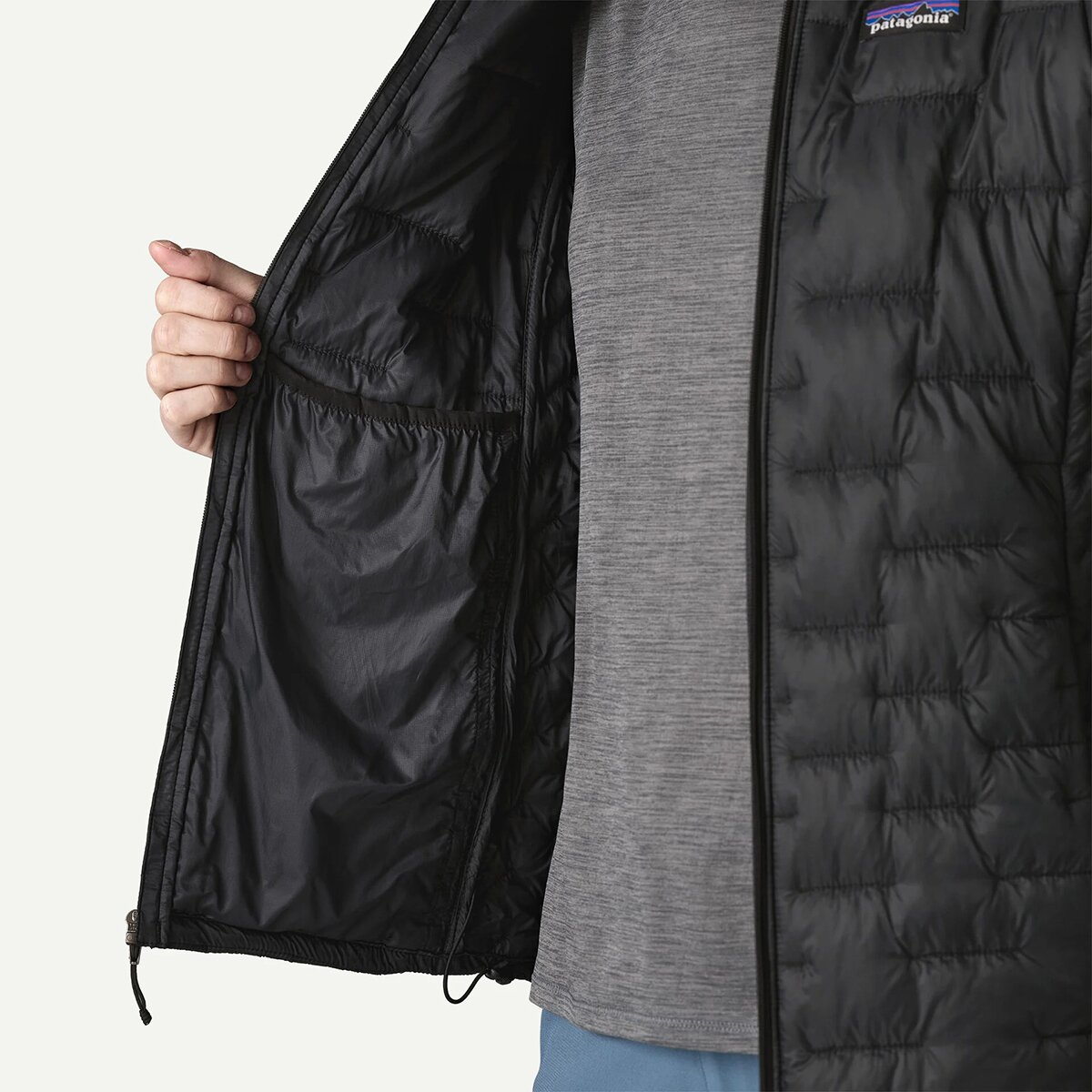 Женская куртка Patagonia Micro Puff Hooded Insulated, цвет: Чёрный — фото 5