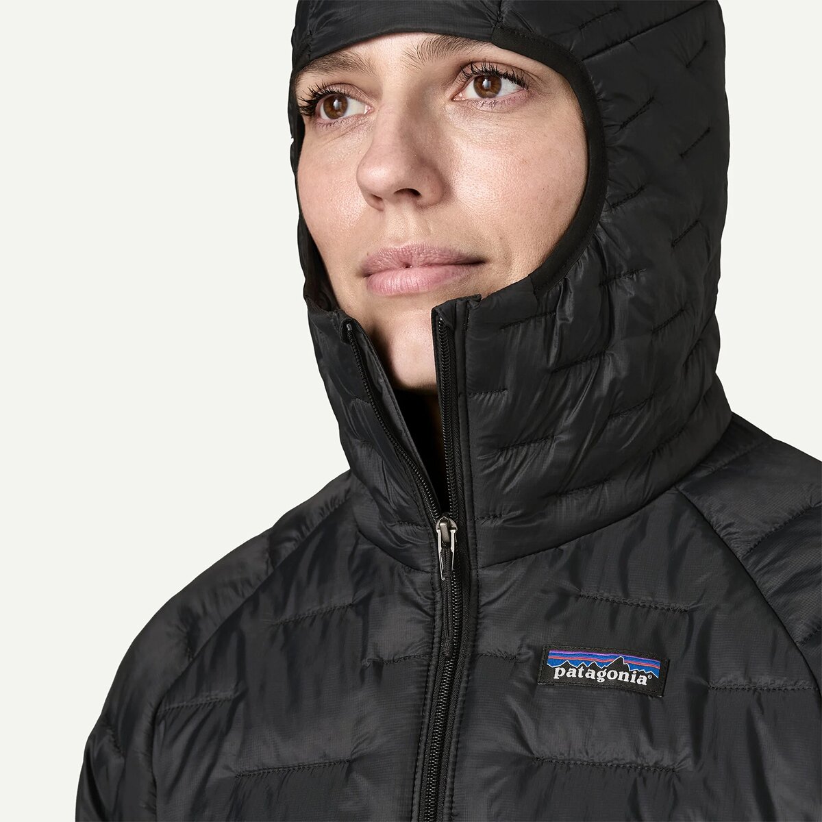 Женская куртка Patagonia Micro Puff Hooded Insulated, цвет: Чёрный — фото 6