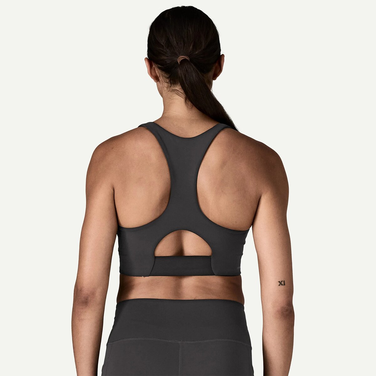 Женские спортивные бра Patagonia Maipo Mid Impact Bra, цвет: Чёрный — фото 6