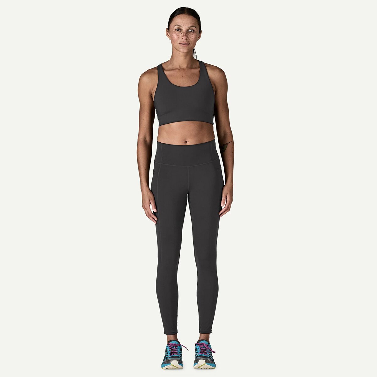 Женские спортивные бра Patagonia Maipo Mid Impact Bra, цвет: Чёрный — фото 7