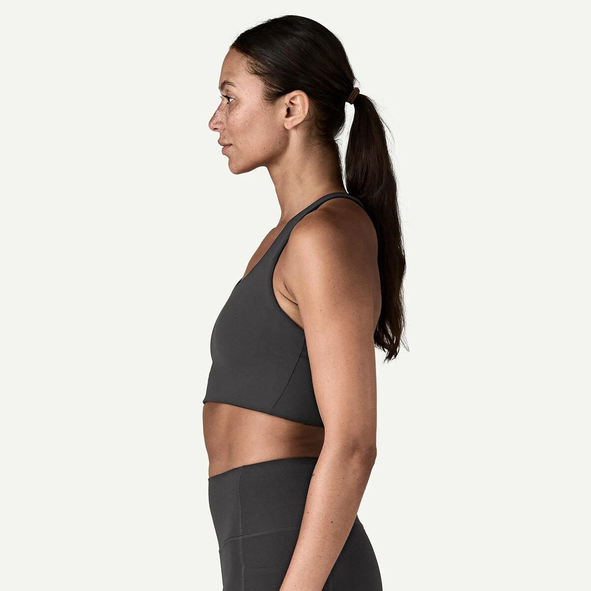 Женские спортивные бра Patagonia Maipo Mid Impact Bra, цвет: Чёрный — фото 2