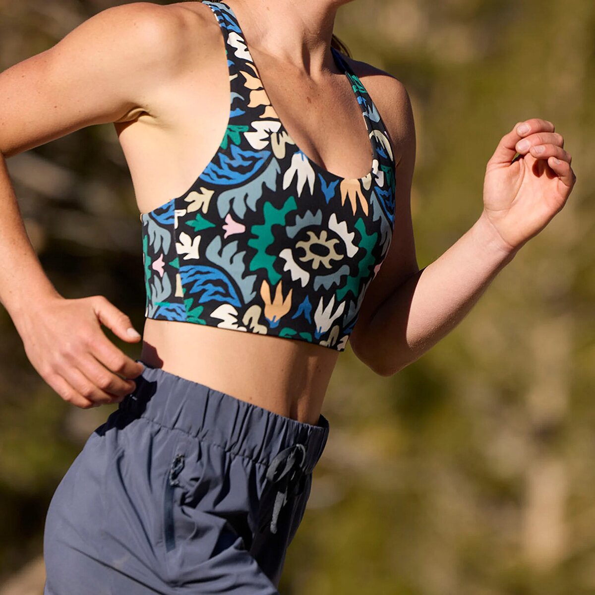 Женские спортивные бра Patagonia Maipo Mid Impact Bra, цвет: Чёрный — фото 3