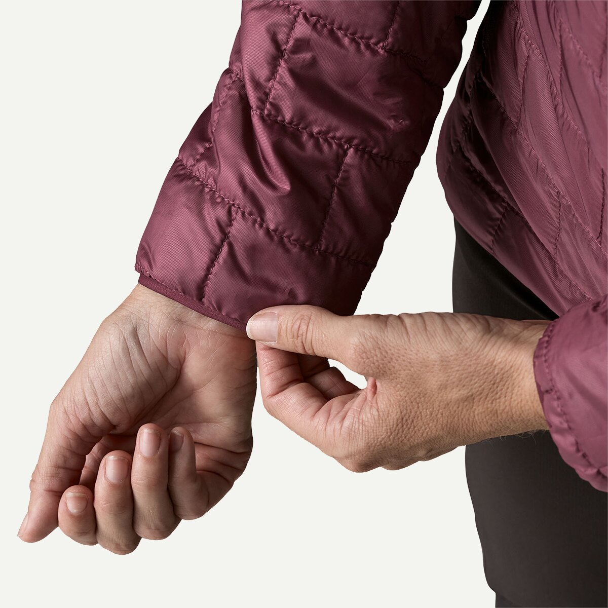 Женское худи Patagonia Nano Puff Insulated, цвет: Ягодный инжирный — фото 3