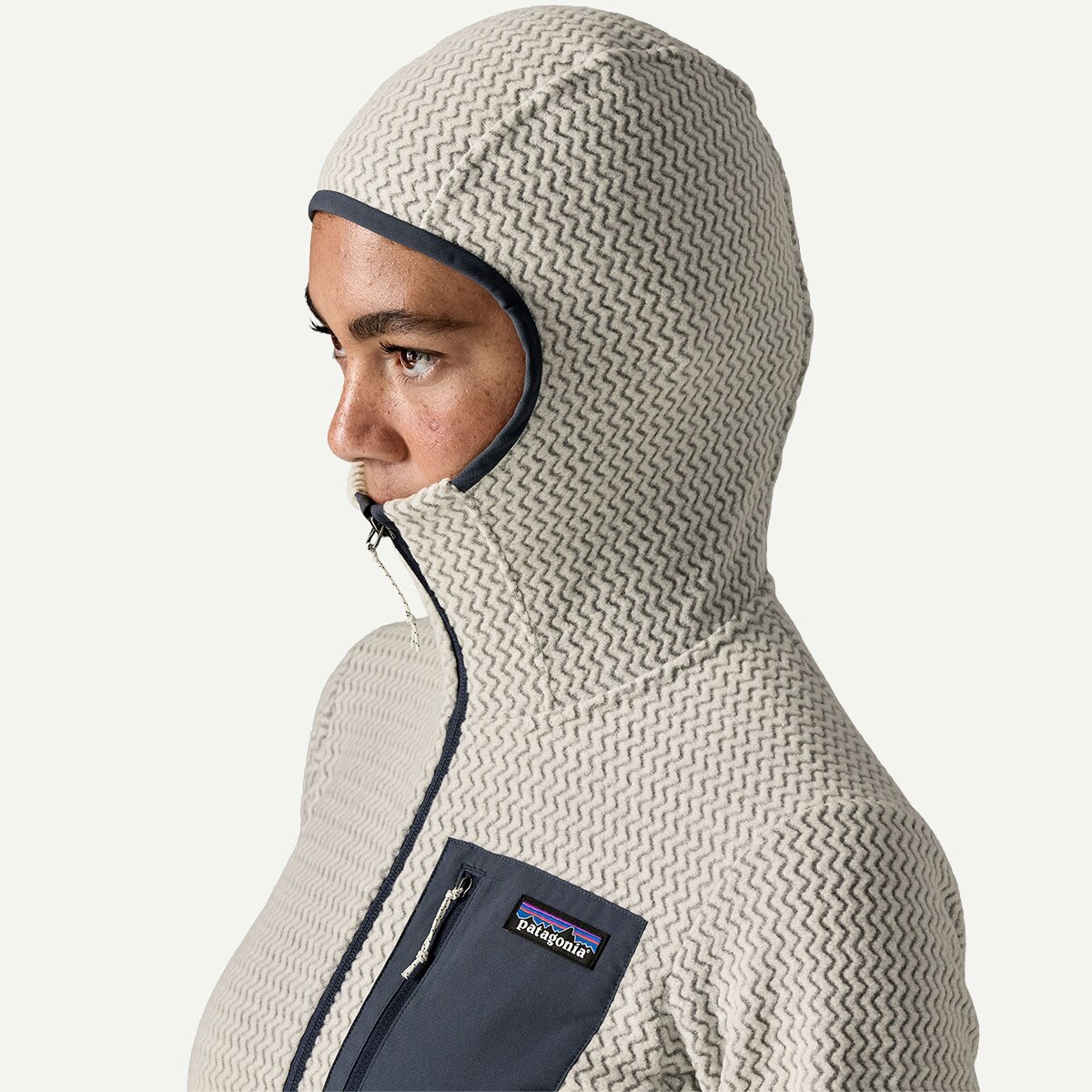 Женское худи Patagonia R1 Air Full-Zip, цвет: Берёзовый белый — фото 2
