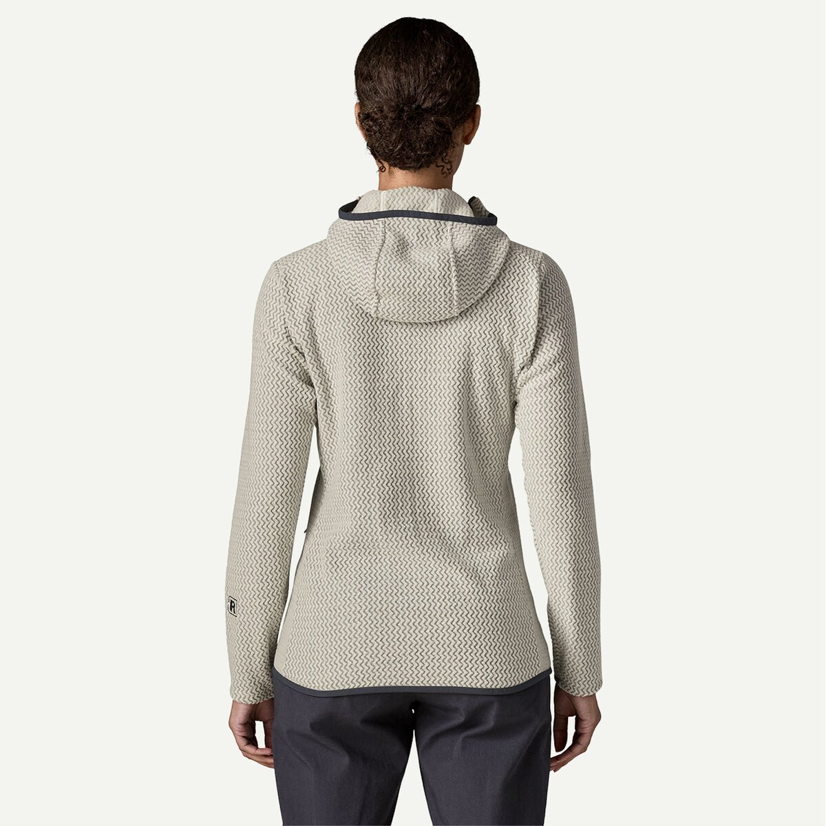 Женское худи Patagonia R1 Air Full-Zip, цвет: Берёзовый белый — фото 3