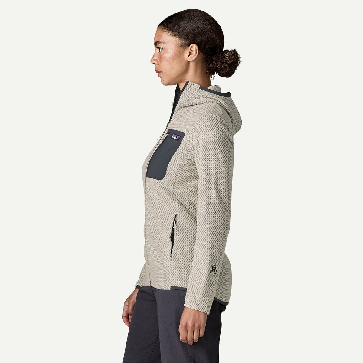 Женское худи Patagonia R1 Air Full-Zip, цвет: Берёзовый белый — фото 5