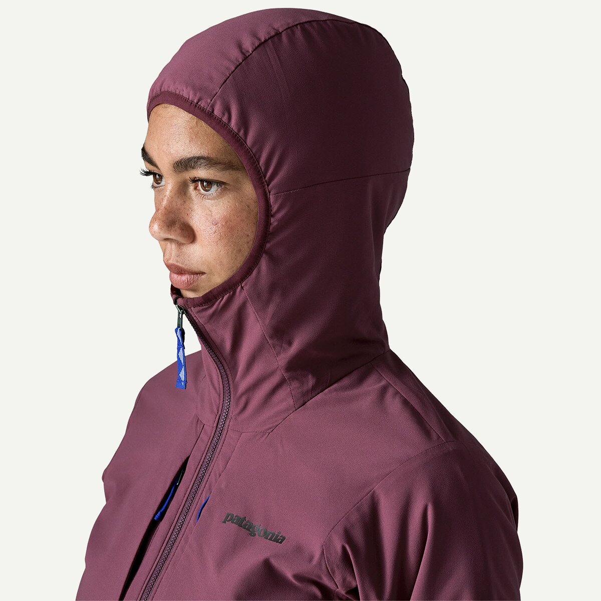 Женская куртка Patagonia Nano-Air Light Hooded, цвет: Ягодный инжирный — фото 2