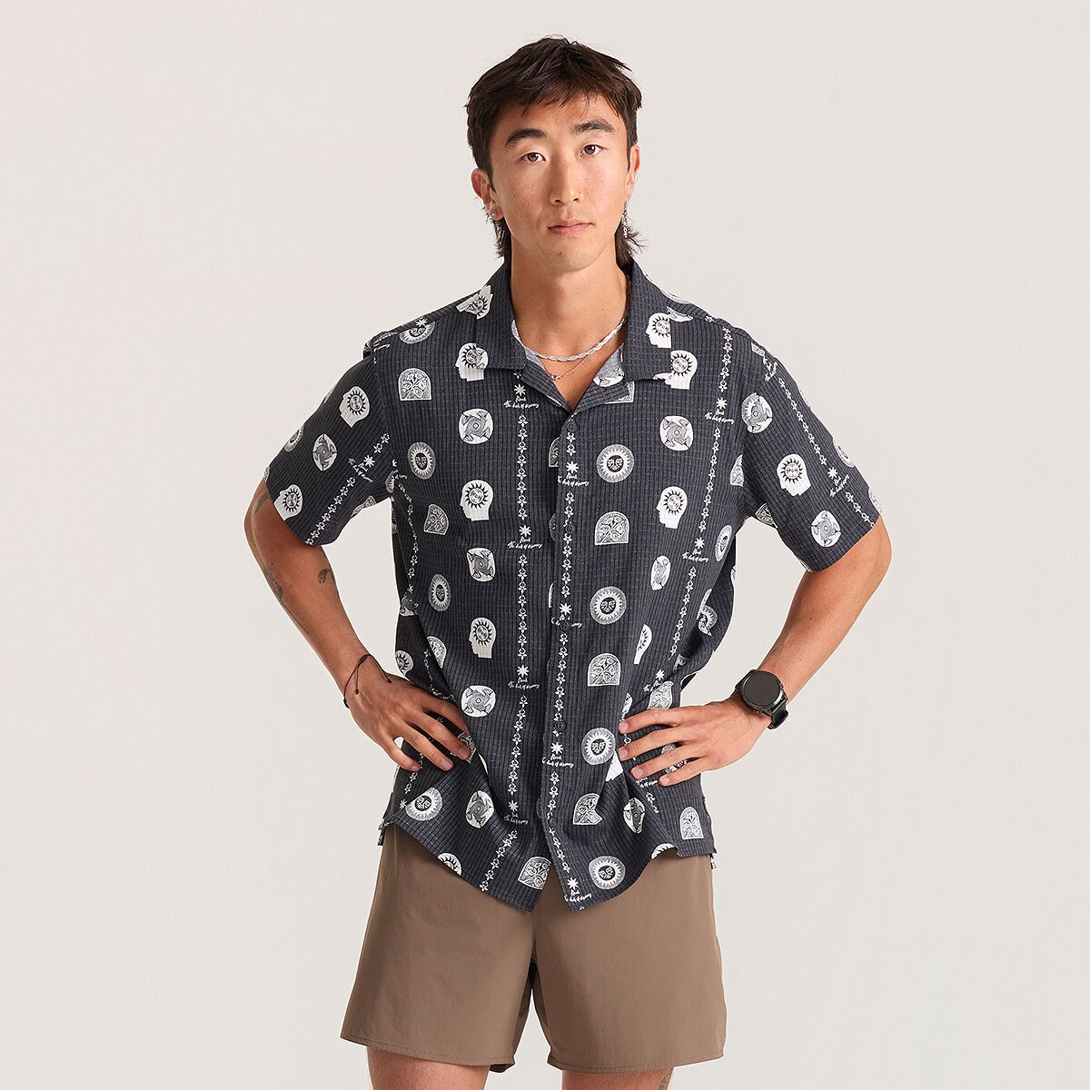 Мужская рубашка Roark Bless Up Trail Short-Sleeve Shirt, цвет: Чёрный с принтом — фото 2