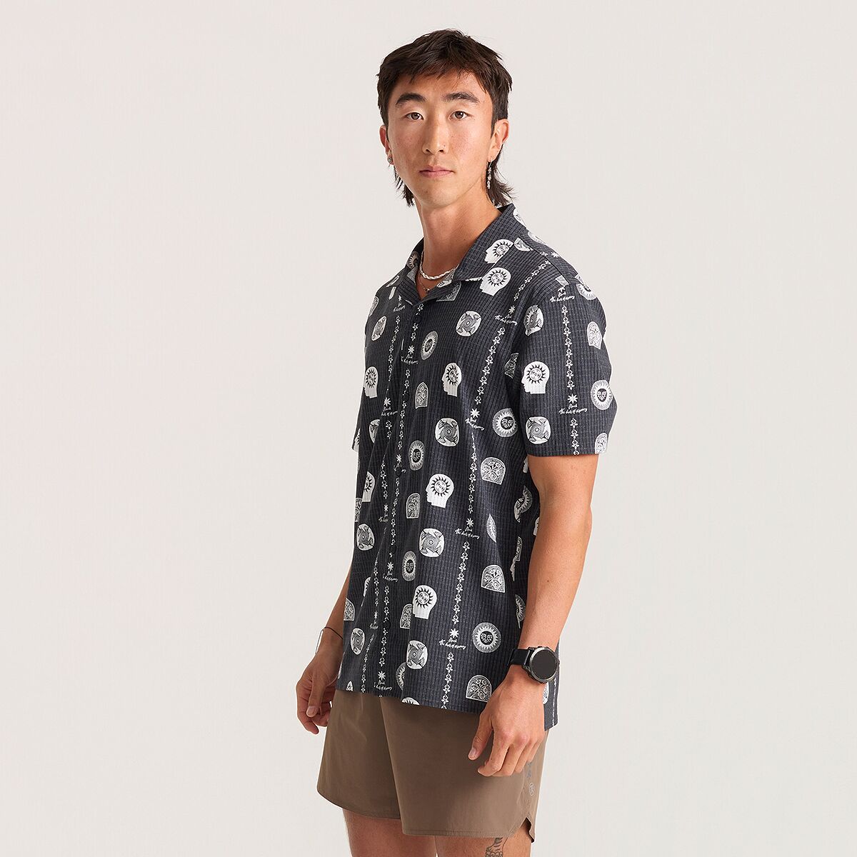 Мужская рубашка Roark Bless Up Trail Short-Sleeve Shirt, цвет: Чёрный с принтом — фото 4