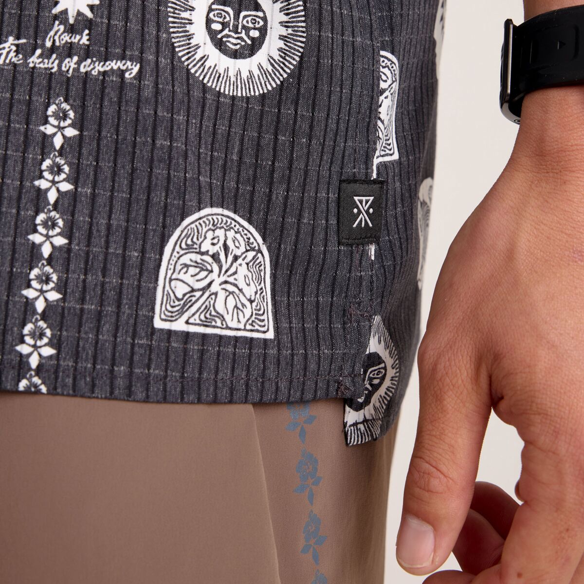 Мужская рубашка Roark Bless Up Trail Short-Sleeve Shirt, цвет: Чёрный с принтом — фото 7