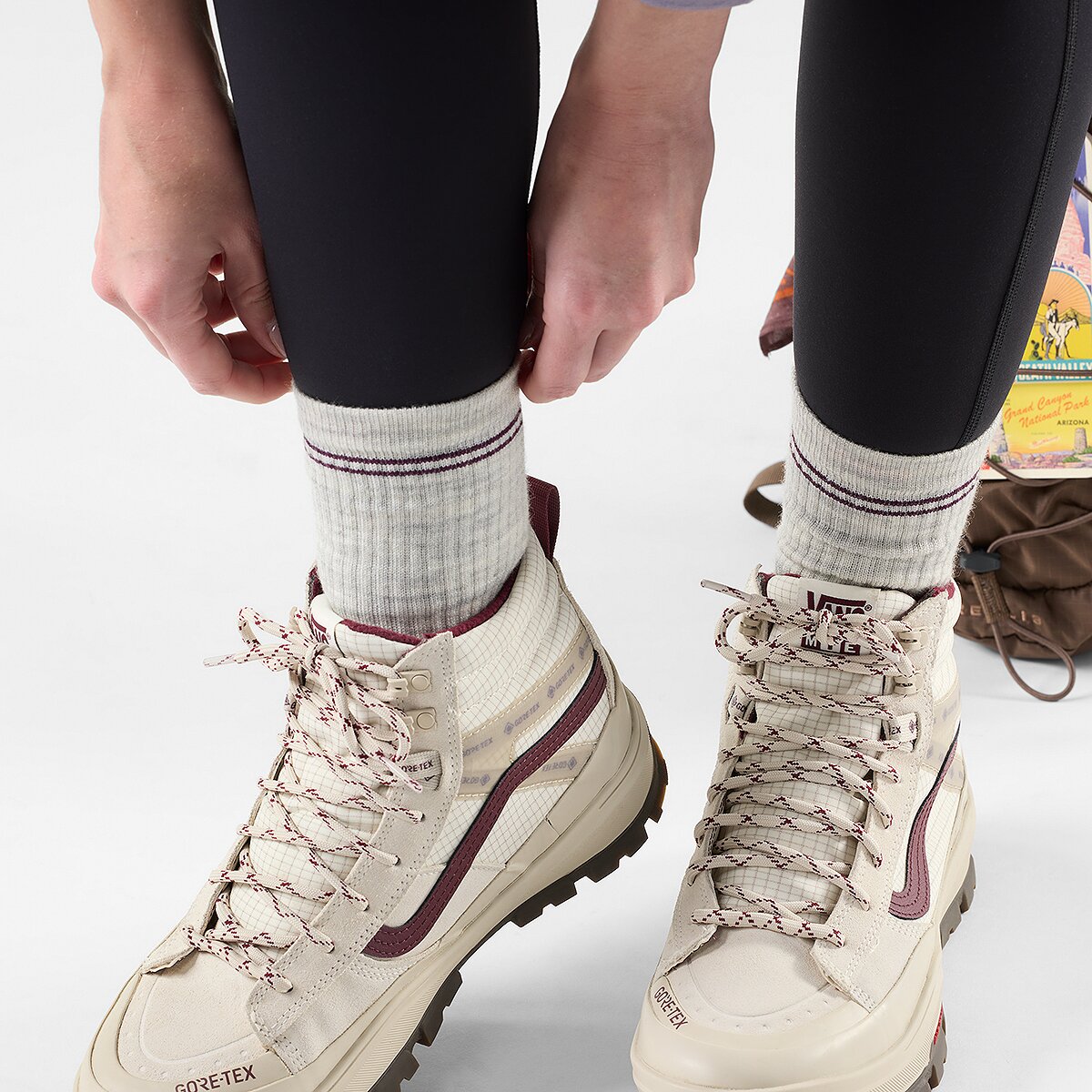 Носки Performance Hike Cushion, средней высоты — Smartwool, цвет: Пепельный / Фиолетовый — фото 2