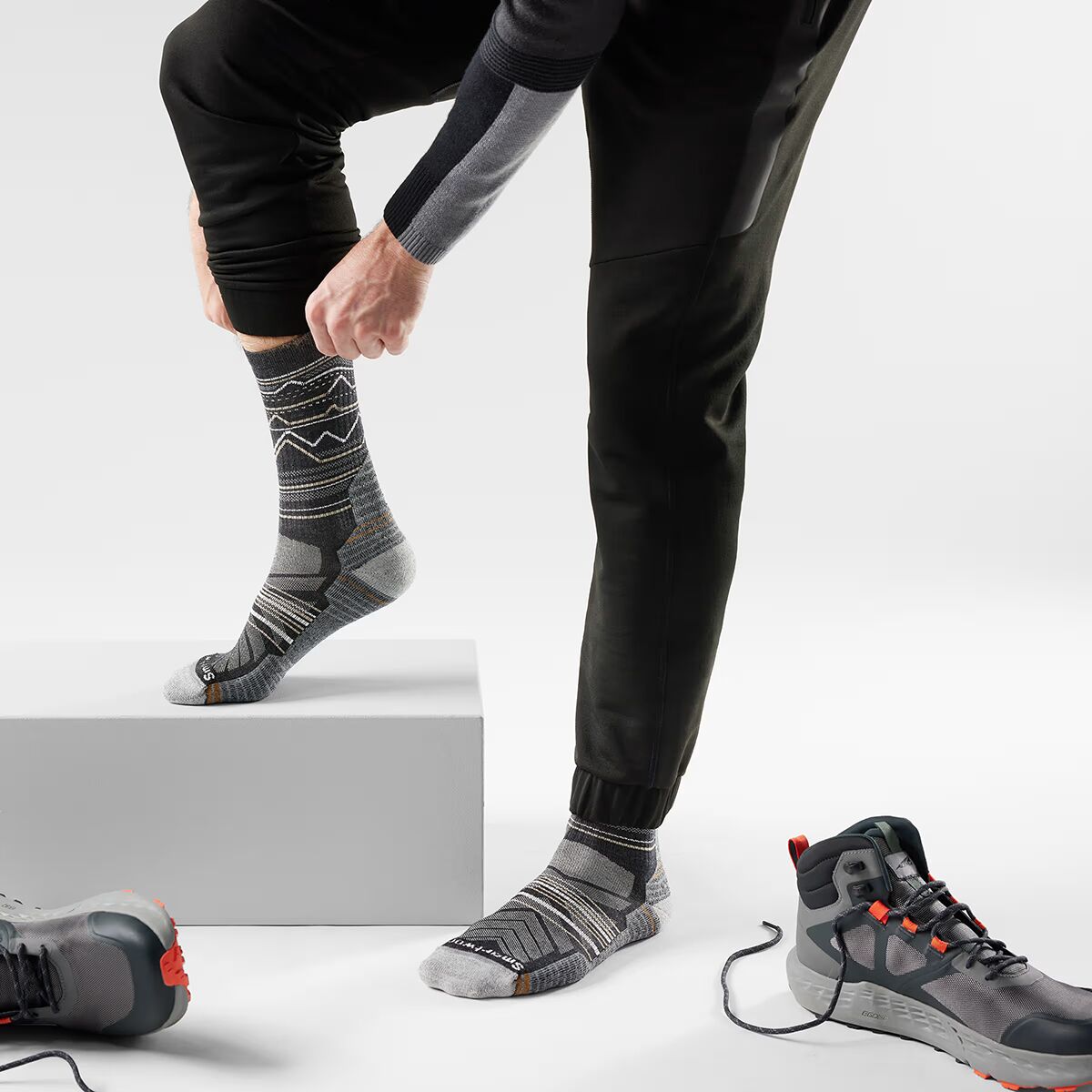 Топ Smartwool Performance Hike Light Cushion Mountain Range Pattern Crew, цвет: Угольный / Светлый серый — фото 3