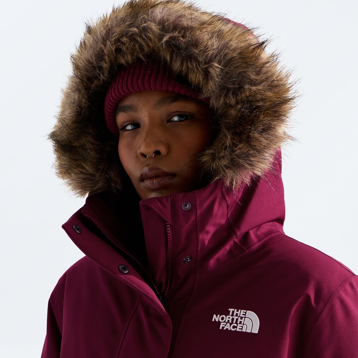Женская куртка The North Face Arctic Down Parka, цвет: Бордовый — фото 5