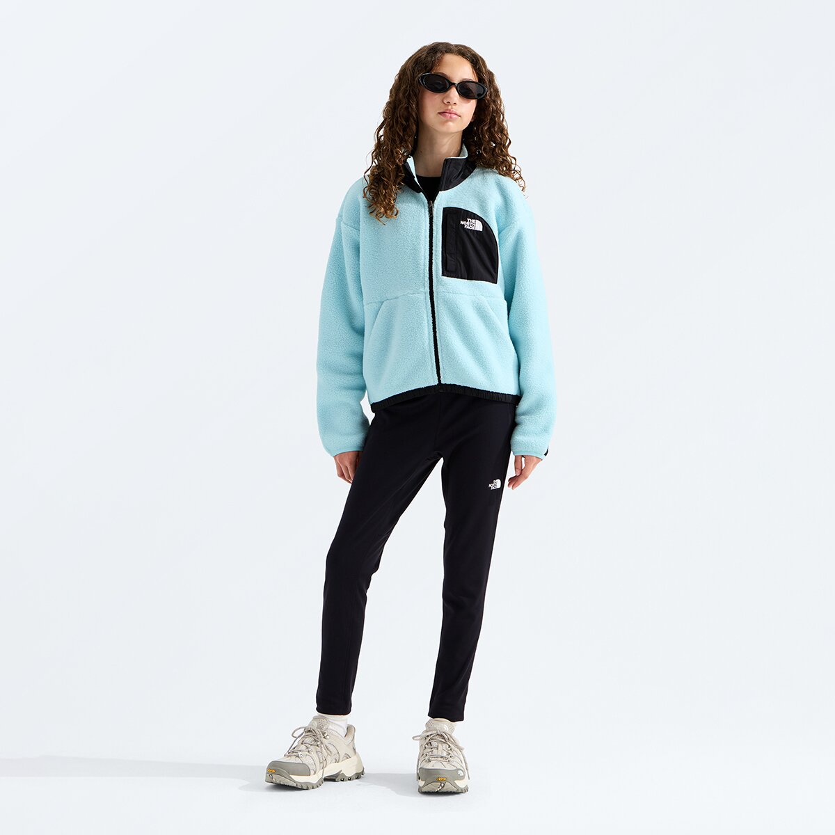 Куртка The North Face Yumiori Off Peak Full-Zip Jacket для девочек, цвет: Glacier / Чёрный — фото 4