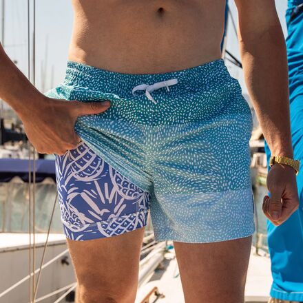 Chubbies The Whale Sharks 5.5in (Stretch + Liner) Swim Trunk - Men's ...