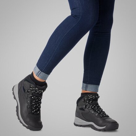 Columbia - Newton Ridge Plus Wide Hiking Boot - Women's