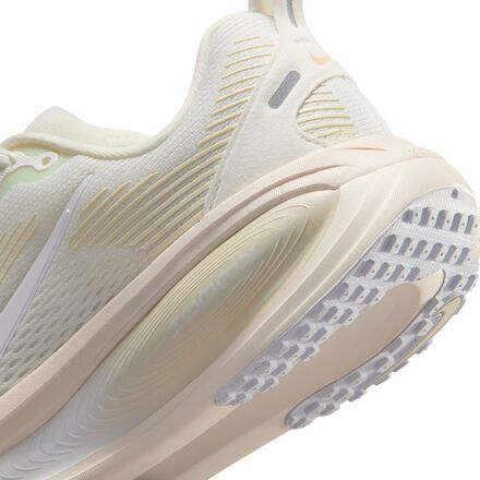 Nike - Vomero 18 ESS Running Shoe - Women's