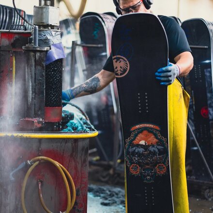 Never Summer - Benchmark Snowboard - 2027