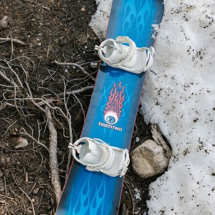 ThirtyTwo - Cold World w/ Basin FASE Snowboard Bundle