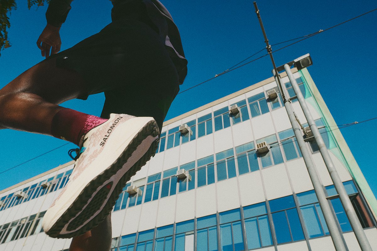 Close up of runner with raised leg from below.