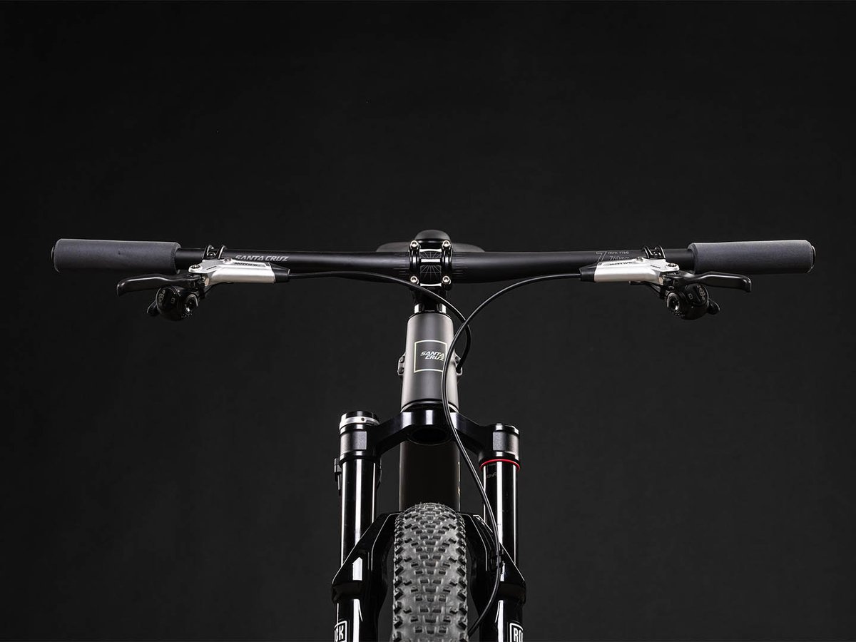 Blur Race mountain bike stem and flat handlebard from teh front.