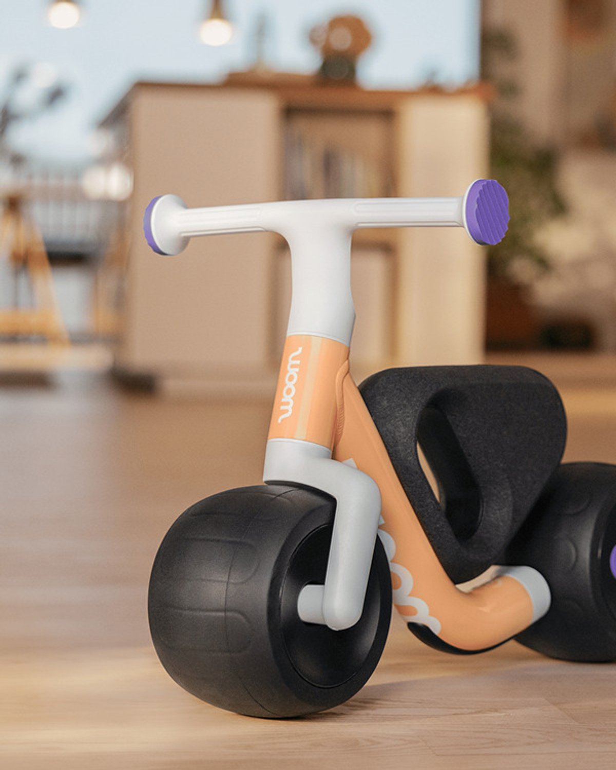 Woom Wow bike self balancing alone in a family room.