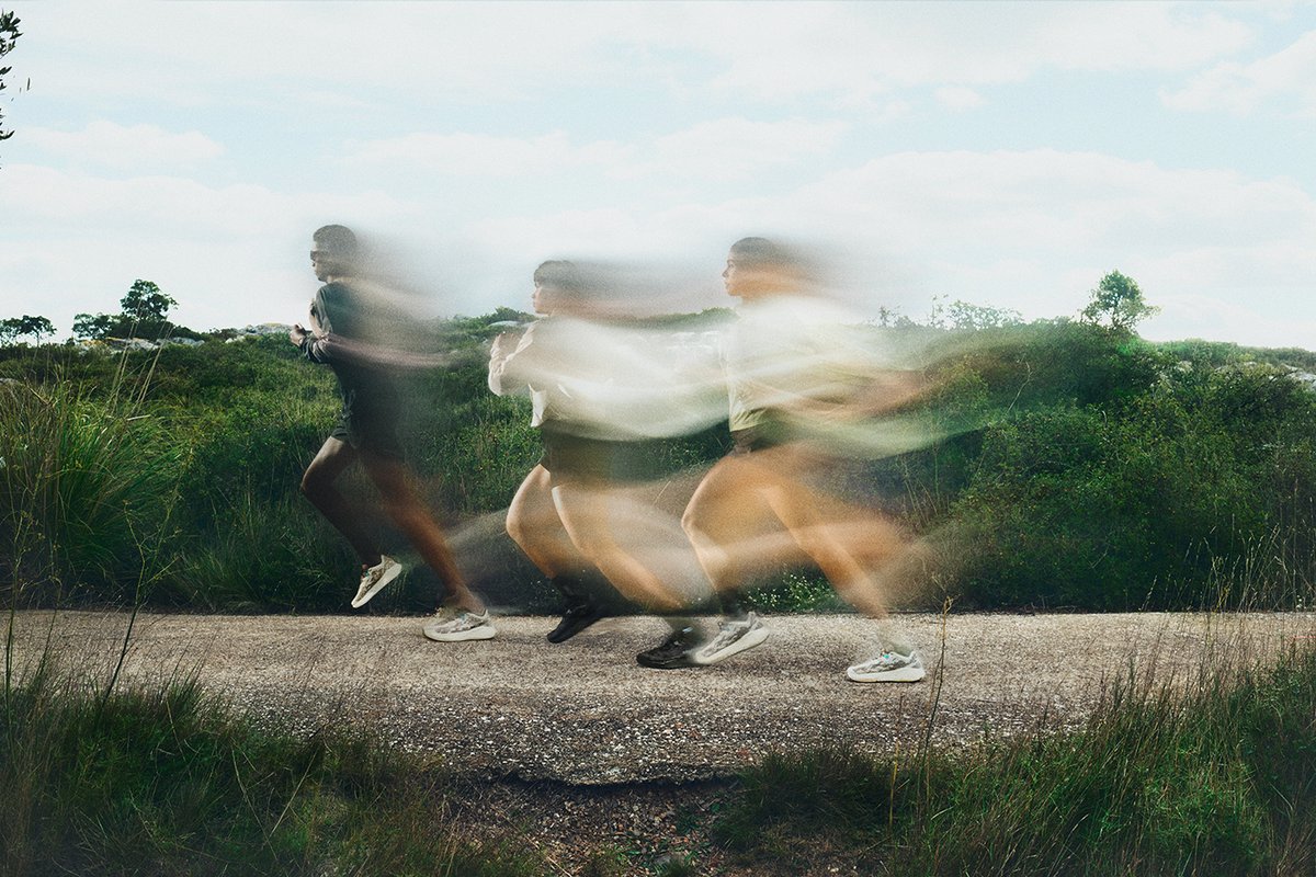 Runners in motion blurred together.