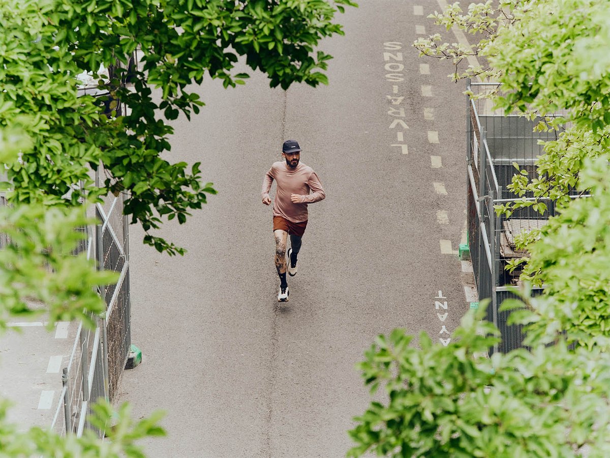 Male runner on wet road seen from above through tree canopy, Salomon Aero Blaze 4 GRVL GTX