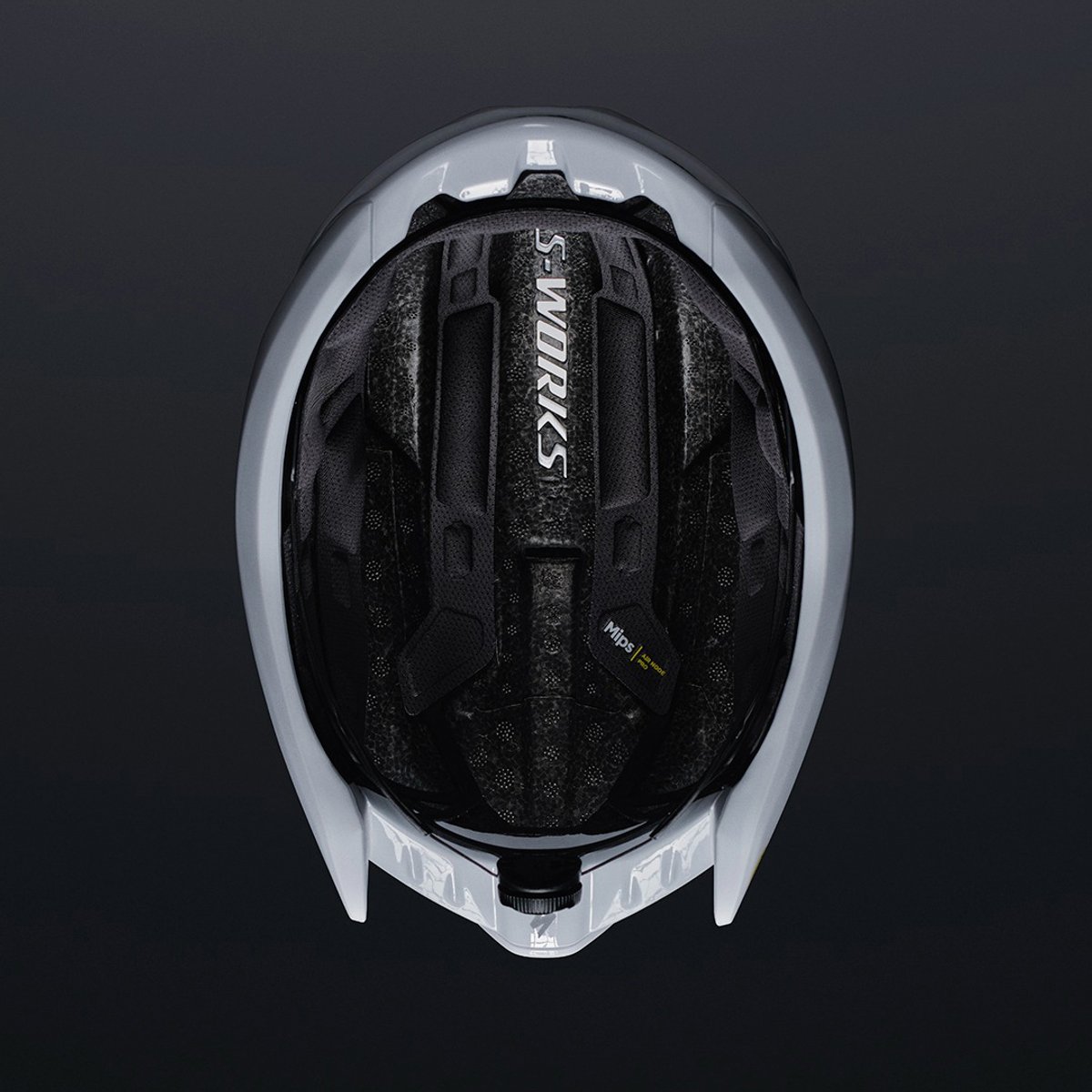 An closeup of the Specialized Evade interior.